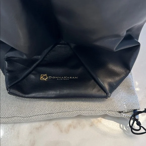 NWT Donna Karan Black Leather Shoulder Bag with Gold Chain - Picture 3 of 12